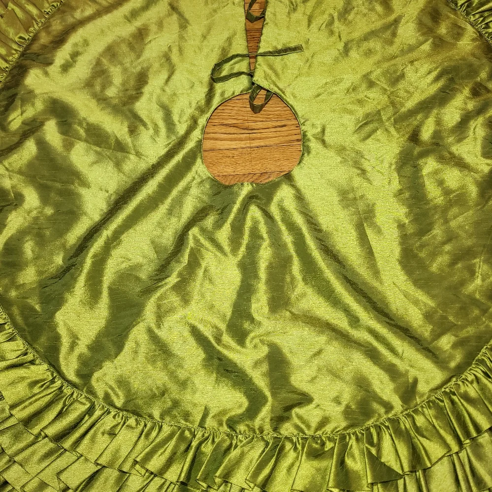 54" Ruffled Tree Skirt - Picture 4 of 7